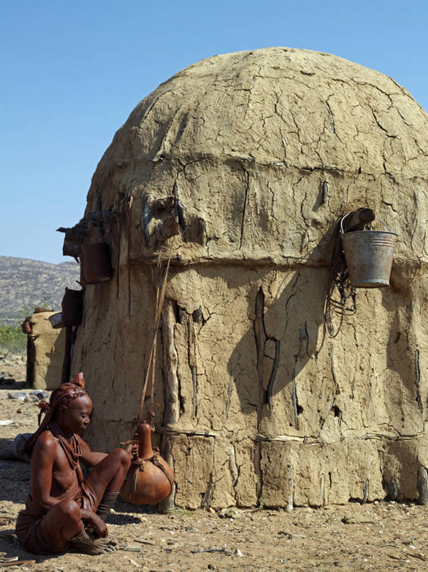 成年人,老年人,一个人,家,竖图,室外,珠宝,非洲,纳米比亚,仅一个女性,仅一个人,沙子,珠子,房屋,屋子,泥土,黄油,楼房,住宅,衣服,黄色,摄影,仅一个老年女性,发辫,麻花辫,泥,住房,草本,非洲文化,牛粪,老年女性,女人,女性,非洲人,发型,彩图,传统服装,房子,小屋,传统文化,赫雷罗族,游牧民族