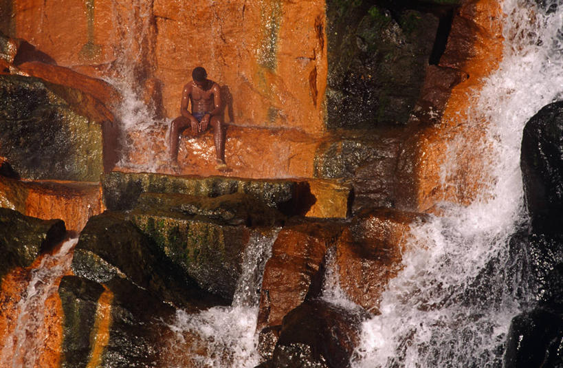 成年人,一个人,横图,彩色,室外,旅游,度假,瀑布,森林,水,多米尼加,仅一个男性,岛,自然,思考,橙色,摄影,五颜六色,宁静,色彩斑斓,热带气候,西印度群岛,五彩缤纷,五彩斑斓,小安的列斯群岛,五光十色,男人,岩石,彩图,旅行,雨林