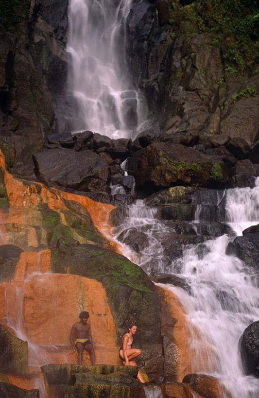成年人,两个人,竖图,彩色,室外,旅游,度假,瀑布,森林,水,多米尼加,岛,自然,思考,橙色,摄影,五颜六色,宁静,色彩斑斓,热带气候,西印度群岛,五彩缤纷,五彩斑斓,小安的列斯群岛,五光十色,异性恋,男人,女人,岩石,彩图,旅行,伴侣,雨林
