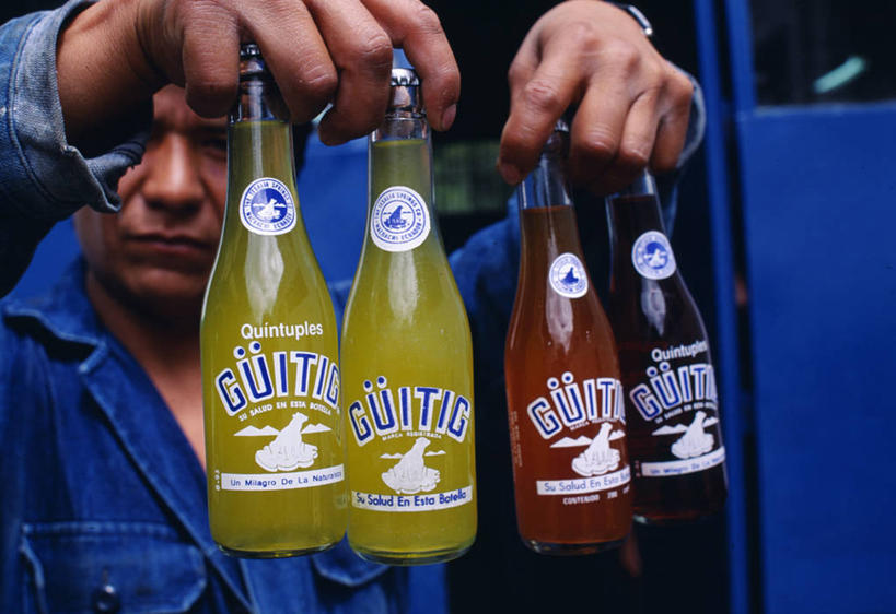 一个人,横图,水,厄瓜多尔,食品,饮用水,饮食,饮料,瓶子,冷饮,纯净水,南美,颜色,工业,摄影,拉丁美洲,彩图,传统文化