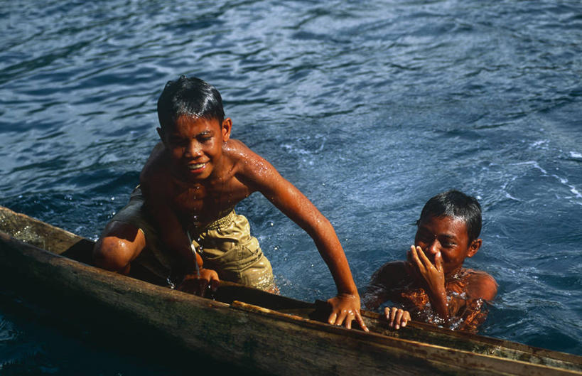 儿童,两个人,笑,横图,室外,快乐,纯洁,海洋,水,船,印度尼西亚,亚洲,岛,热,社区,可爱,童年,童趣,摄影,热带气候,政府,童真,烂漫,无邪,美娜多,天真,男孩,群岛,休闲活动,彩图,海港