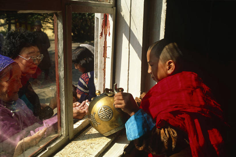成年人,横图,智慧,神秘,窗户,野生动物,蒙古,亚洲,倒,开,反射,长袍,壶,光,首都,骆驼,红色,动物,打开,幻想,可爱,摄影,宗教,佛教,活泼,开启,早晨,运送,中国文化,修道院,羊驼,典礼,朝圣节,沙漠之舟,驼羊,乌兰巴托,美洲驼,灵性,甘丹寺,女人,彩图,爱,传统文化