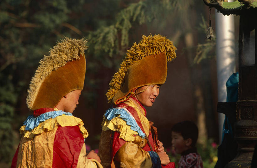 两个人,学生,横图,智慧,神秘,书房,野生动物,蒙古,亚洲,光,首都,骆驼,衣服,动物,祈祷,思考,幻想,可爱,摄影,宗教,流苏,佛教,活泼,早晨,学士帽,毕业,中国文化,修道院,羊驼,学士服,典礼,沙漠之舟,垂布,学士袍,驼羊,乌兰巴托,美洲驼,灵性,甘丹寺,僧侣,彩图,传统服装,装扮,爱,传统文化