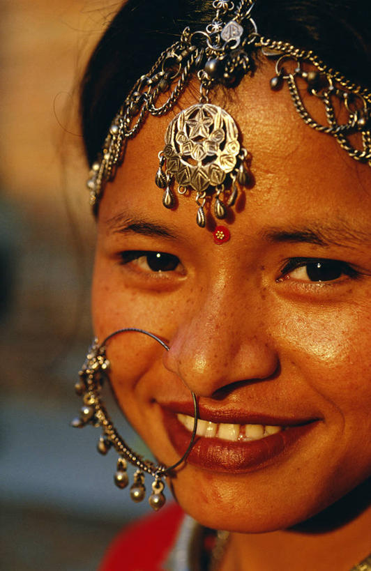 成年人,一个人,微笑,竖图,吃饭,旅游,酒店,尼泊尔,亚洲,仅一个女性,装饰,首都,热,服务,人体,摄影,宾客,肖像,手艺,加德满都,喜马拉雅山脉,工匠,美术工艺,女人,彩图,餐馆,传统文化