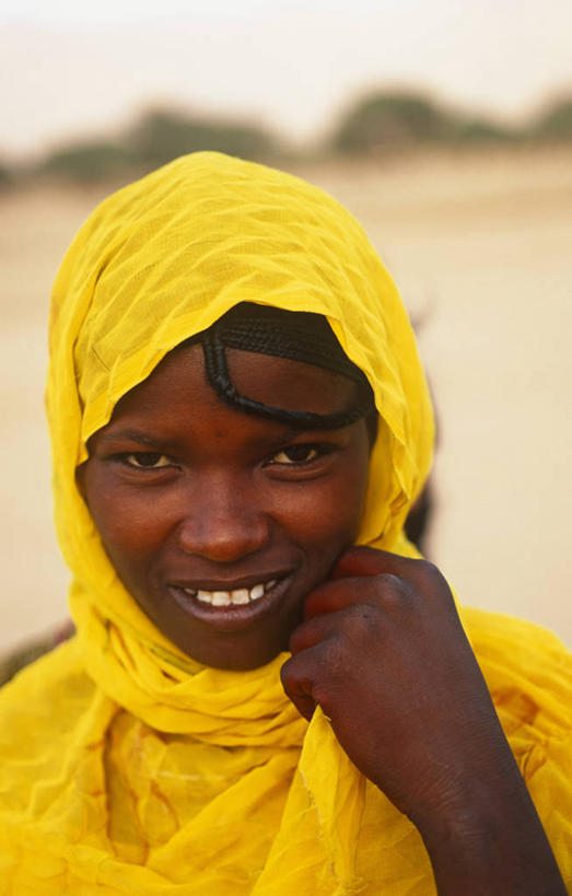 儿童,成年人,一个人,竖图,室外,沙漠,非洲,尼日尔,沙子,沙丘,衣服,黄色,社区,摄影,绿洲,肖像,干的,北非,撒哈拉沙漠,女孩,女人,彩图,旅行,传统文化