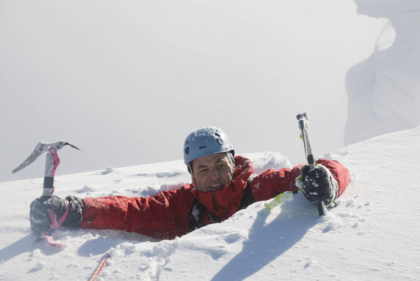 成年人,一个人,攀登,横图,室外,运动,美景,山,山脉,雪,英国,仅一个男性,冰,地形,景观,山顶,悬崖,冬天,高处,苏格兰,刺激,风景,自然,景色,寒冷,摄影,动作,国家公园,自然风光,苏格兰高地,冬季运动,冰镐,冒险,危险,男人,触摸,爬山,彩图