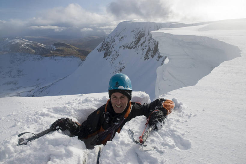成年人,一个人,攀登,微笑,横图,室外,快乐,运动,美景,山,山脉,雪,英国,仅一个男性,冰,地形,景观,山顶,悬崖,冬天,高处,苏格兰,刺激,风景,自然,疲倦,景色,寒冷,摄影,动作,疲劳,国家公园,疲惫,自然风光,困乏,苏格兰高地,疲乏,委顿,疲困,疲顿,疲钝,倦怠,怠倦,冬季运动,冰镐,冒险,危险,男人,触摸,爬山,彩图