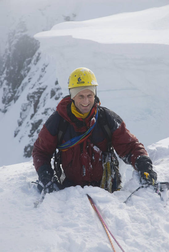 成年人,一个人,攀登,微笑,竖图,室外,快乐,运动,美景,山,山脉,雪,英国,仅一个男性,冰,地形,景观,山顶,悬崖,冬天,高处,苏格兰,刺激,风景,自然,疲倦,景色,寒冷,摄影,动作,疲劳,国家公园,疲惫,自然风光,困乏,苏格兰高地,疲乏,委顿,疲困,疲顿,疲钝,倦怠,怠倦,冬季运动,冰镐,冒险,危险,男人,触摸,爬山,彩图