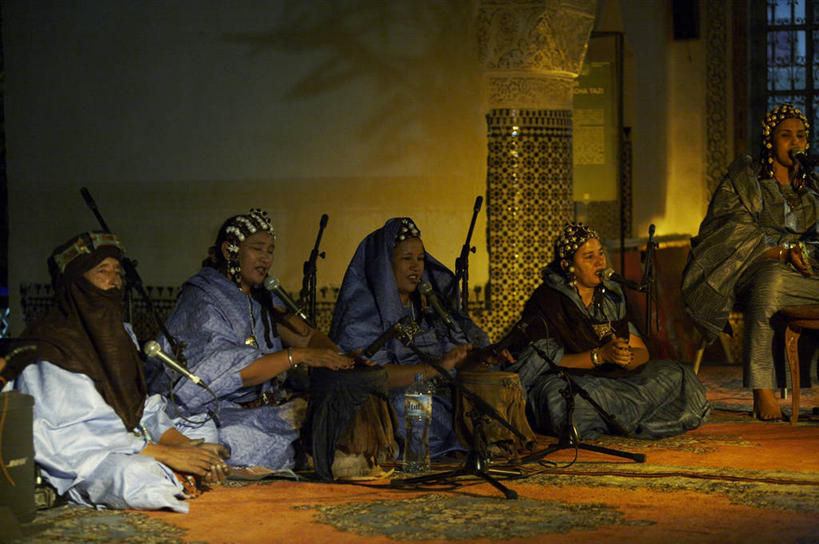 成年人,鼓掌,横图,马里,摩洛哥,表演,鼓,乐器,音乐,衣服,摄影,唱,麦克风,音乐人,北非,费兹,男人,女人,歌手,彩图,传统服装,传统文化,图阿雷格人