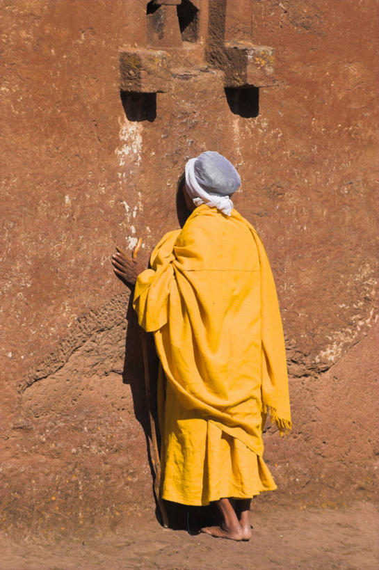 一个人,教堂,竖图,非洲,埃塞俄比亚,摄影,宗教,基督教,阿非利加洲,埃塞俄比亚联邦民主共和国,拉利贝拉,阿姆哈拉州,彩图