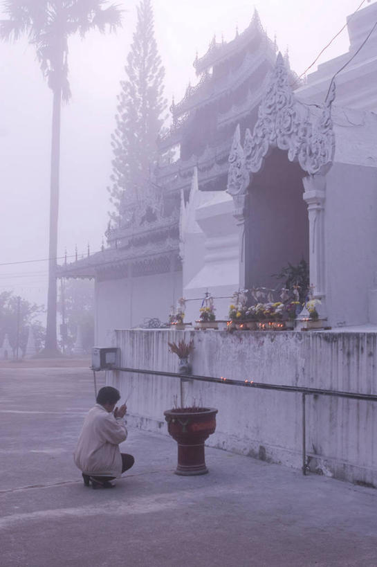 一个人,寺庙,竖图,日出,雾,泰国,亚洲,黎明,佛塔,祈祷,摄影,宗教,东南亚,佛教,泰国文化,泰王国,湄宏顺府,夜丰颂府,彩图