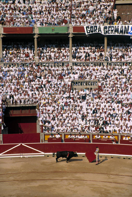 竖图,锻炼,快乐,比赛,运动,竞争,斗牛,西班牙,欧洲,娱乐,斗牛场,休闲,摄影,体育运动,纳瓦拉,潘普洛纳,体育,彩图,健身,旅行,西班牙斗牛,圣佛明节