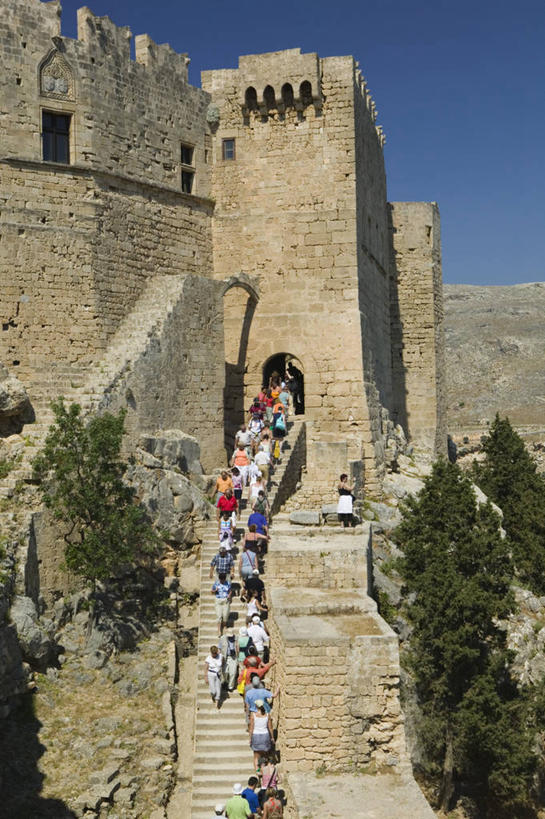 竖图,旅游,希腊,欧洲,行人,游客,游人,路人,旅客,摄影,西欧,要塞,林多斯,地中海文化,南欧,希腊文化,多德卡尼斯群岛,雅典卫城,过客,彩图