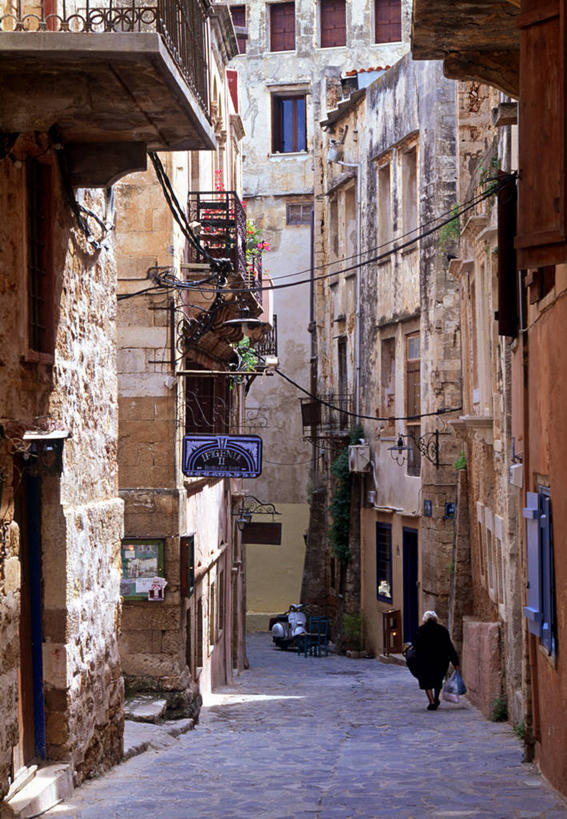 成年人,一个人,竖图,室外,城市,街道,希腊,欧洲,仅一个女性,古城,摄影,地中海文化,克里特岛,干尼亚,女人,彩图,旅行,海港