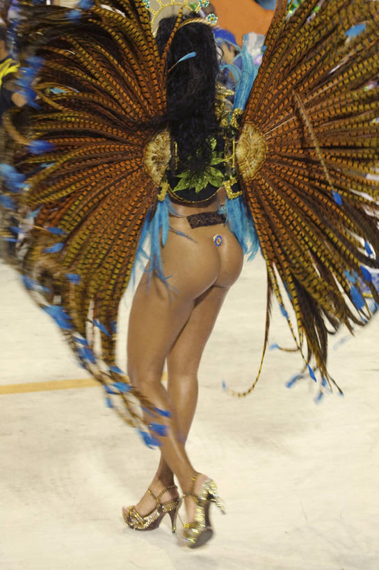 西方人,成年人,一个人,竖图,城市,道路,街道,路,公路,巴西,欧洲,狂欢节,欧洲人,仅一个女性,表演,交通,南美,摄影,拉丁美洲,里约热内卢,游行,巴西文化,女人,白种人,马路,舞者,彩图,传统服装,里约狂欢节,白色人种,高加索人种,欧罗巴人种