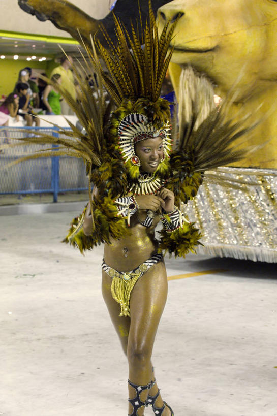 西方人,成年人,一个人,竖图,城市,道路,街道,路,公路,巴西,欧洲,狂欢节,欧洲人,仅一个女性,表演,交通,南美,摄影,拉丁美洲,里约热内卢,游行,巴西文化,女人,白种人,马路,舞者,彩图,传统服装,里约狂欢节,白色人种,高加索人种,欧罗巴人种