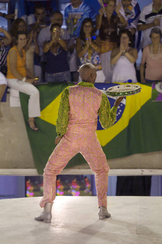 西方人,成年人,一个人,竖图,城市,道路,街道,路,公路,巴西,欧洲,狂欢节,欧洲人,仅一个男性,表演,交通,南美,摄影,拉丁美洲,里约热内卢,游行,巴西文化,男人,白种人,马路,彩图,传统服装,里约狂欢节,白色人种,高加索人种,欧罗巴人种