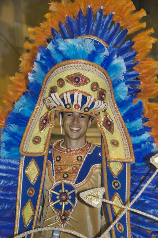 西方人,成年人,一个人,竖图,城市,道路,街道,路,公路,巴西,欧洲,狂欢节,欧洲人,仅一个男性,表演,交通,南美,摄影,拉丁美洲,里约热内卢,游行,巴西文化,男人,白种人,马路,彩图,传统服装,里约狂欢节,白色人种,高加索人种,欧罗巴人种