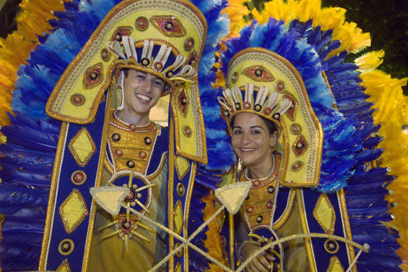 西方人,两个人,横图,城市,道路,街道,路,公路,巴西,欧洲,狂欢节,欧洲人,表演,交通,南美,摄影,拉丁美洲,里约热内卢,游行,巴西文化,白种人,马路,彩图,传统服装,里约狂欢节,白色人种,高加索人种,欧罗巴人种