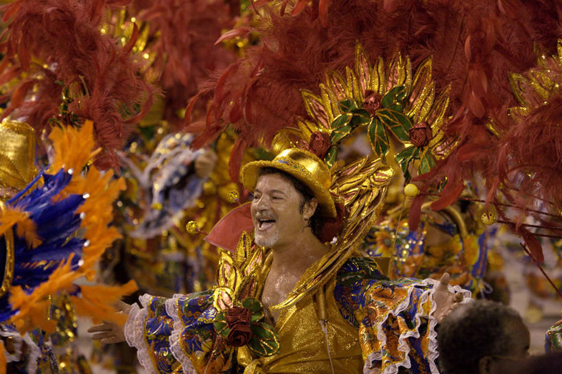 西方人,成年人,一个人,横图,城市,道路,街道,路,公路,巴西,欧洲,狂欢节,欧洲人,仅一个男性,表演,交通,南美,摄影,拉丁美洲,里约热内卢,游行,巴西文化,男人,白种人,马路,舞者,彩图,传统服装,里约狂欢节,白色人种,高加索人种,欧罗巴人种