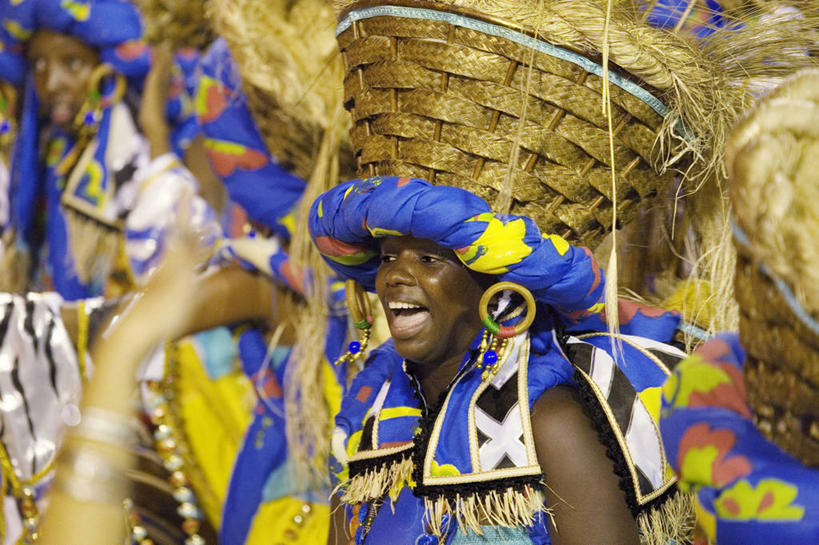 西方人,成年人,横图,城市,道路,街道,路,公路,巴西,欧洲,狂欢节,欧洲人,表演,交通,南美,摄影,拉丁美洲,里约热内卢,游行,巴西文化,女人,白种人,马路,舞者,彩图,传统服装,里约狂欢节,白色人种,高加索人种,欧罗巴人种