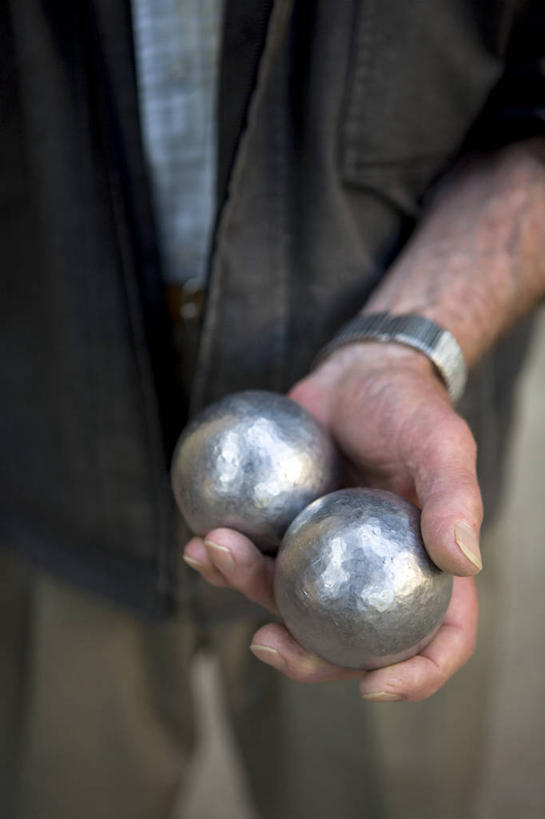 成年人,老年人,一个人,竖图,锻炼,运动,法国,欧洲,仅一个男性,仅一个人,速度,娱乐,运动器械,仅一个老年男性,健身器械,力量,平衡,摄影,技巧,协调,西欧,地中海,普罗旺斯,健身器材,灵敏,法国文化,柔韧,滨海阿尔卑斯,趣味,耐力,抗争,地掷球,滚球,格拉斯,体育,老年男性,男人,男性,彩图,健身,运动器材,法式滚球