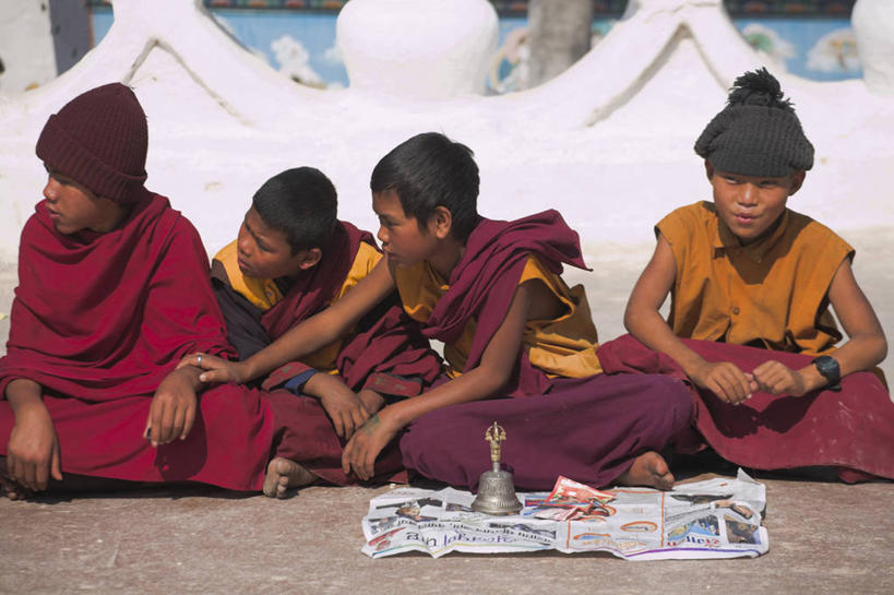 儿童,寺庙,坐,横图,尼泊尔,亚洲,首都,佛塔,地标建筑,摄影,宗教,佛教,加德满都,博达塔,巴格马提河,喜马拉雅山脉,男孩,沙弥,说话,彩图