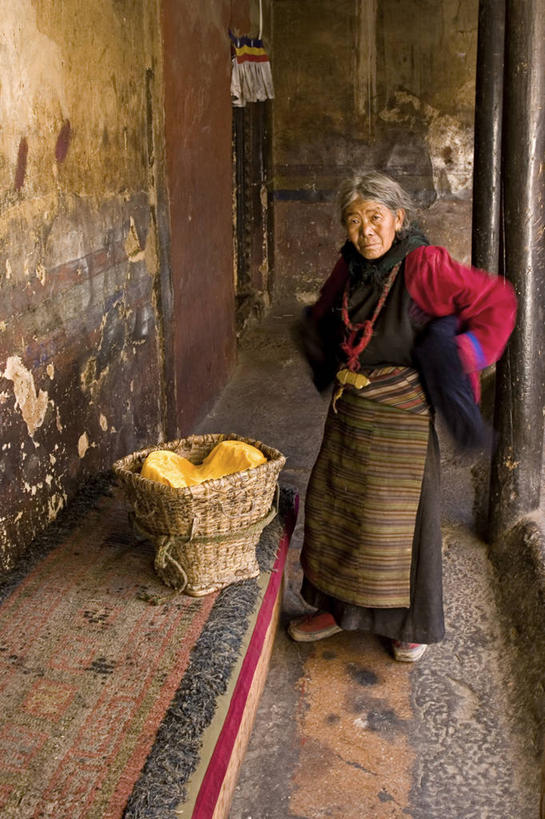 成年人,一个人,竖图,室外,中国,亚洲,仅一个女性,摄影,宗教,佛教,中国文化,西藏自治区,日喀则,喜马拉雅山脉,女人,彩图