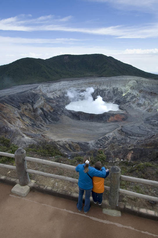 竖图,室外,旅游,哥斯达黎加,行人,游客,游人,蒸汽,火山口,路人,旅客,摄影,北美,北美洲,中美洲,拉丁美洲,美洲,北亚美利加洲,亚美利加洲,哥斯达黎加共和国,过客,波阿斯火山,彩图,阿雷纳火山