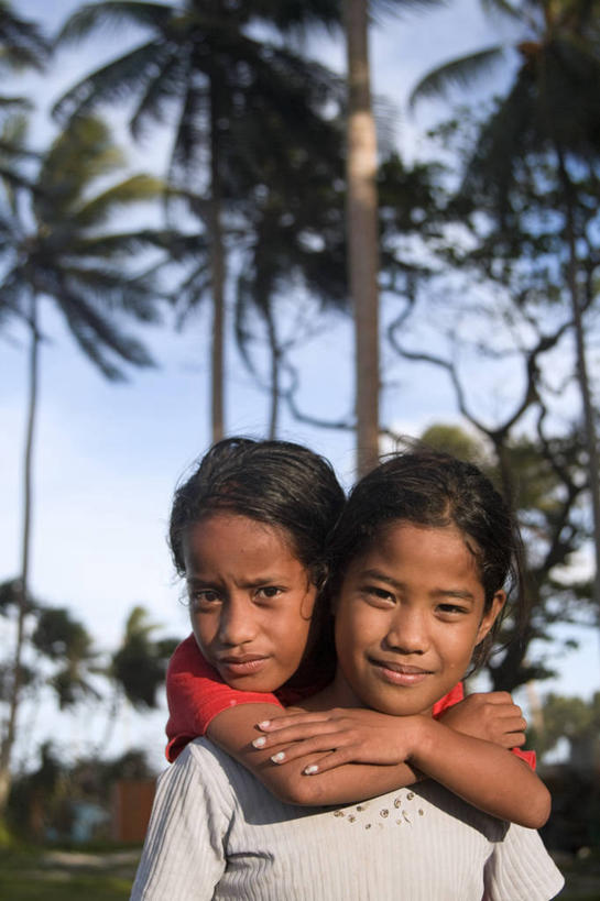 儿童,两个人,竖图,室外,纯洁,海洋,马绍尔群岛,密克罗尼西亚,岛,可爱,童年,童趣,摄影,太平洋,热带气候,肖像,大洋洲,北太平洋,童真,烂漫,无邪,珊瑚岛,天真,女孩,彩图