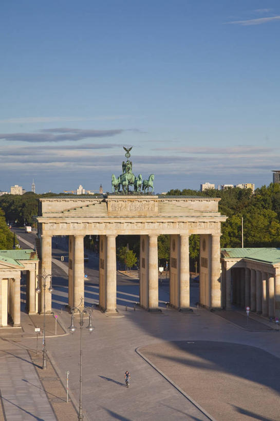 一个人,竖图,室外,白天,旅游,城市,德国,欧洲,首都,柏林,摄影,西欧,德国文化,勃兰登堡大门,巴黎广场,彩图