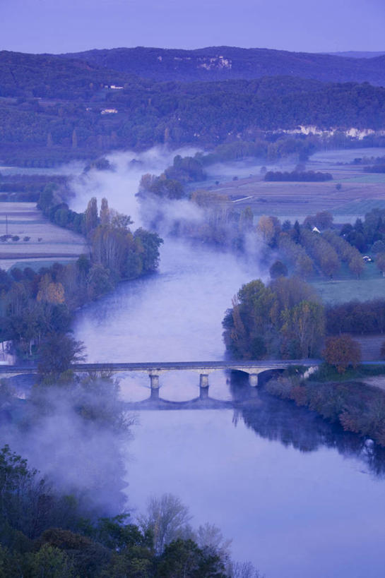 无人,竖图,俯视,室外,白天,旅游,雾,法国,欧洲,黎明,山谷,摄影,西欧,法兰西,法兰西共和国,阿基坦,法兰西第五共和国,亚魁当,阿基坦大区,多尔多涅,秋天,彩图,高角度拍摄,旅行,多尔多涅河