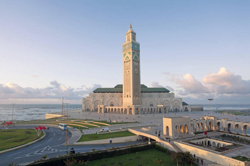 西方人,横图,室外,白天,旅游,城市,建筑,欧洲,非洲,摩洛哥,黑人,欧洲人,摄影,伊斯兰教,宗教建筑,清真寺,北非,阿非利加洲,摩洛哥王国,卡萨布兰卡,达尔贝达,摩洛哥肺叶,非洲人,彩图