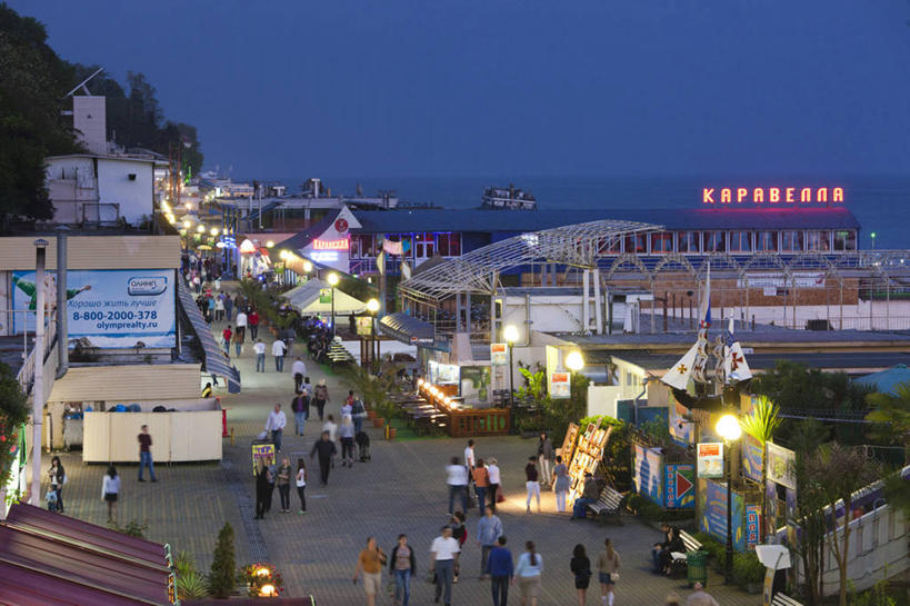 码头,横图,俯视,室外,夜晚,旅游,度假,港口,欧洲,俄罗斯,许多人,娱乐,黄昏,一群人,享受,休闲,放松,摄影,北欧,东欧,黑海,高加索山脉,海滩,彩图,高角度拍摄,摆渡口,埠头,渡口,渡头,港湾,海港,货运码头,口岸,商港