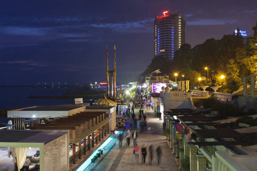 码头,横图,俯视,室外,夜晚,旅游,度假,港口,欧洲,俄罗斯,许多人,娱乐,黄昏,一群人,享受,休闲,放松,摄影,北欧,东欧,黑海,高加索山脉,海滩,彩图,高角度拍摄,摆渡口,埠头,渡口,渡头,港湾,海港,货运码头,口岸,商港