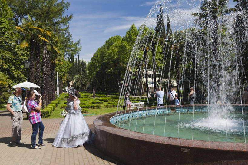 成年人,公园,横图,室外,白天,旅游,度假,欧洲,俄罗斯,行人,游客,游人,古典,娱乐,阳伞,路人,旅客,拍照,享受,休闲,放松,摄影,北欧,东欧,黑海,过客,高加索山脉,男人,女人,彩图