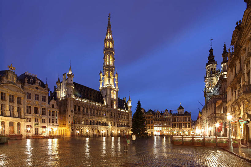 无人,广场,横图,室外,夜晚,度假,美景,城市风光,城市,建筑,比利时,欧洲,湿,反射,景观,塔,首都,娱乐,黄昏,地标建筑,享受,休闲,景色,放松,摄影,市政厅,布鲁塞尔,布鲁塞尔大广场,彩图