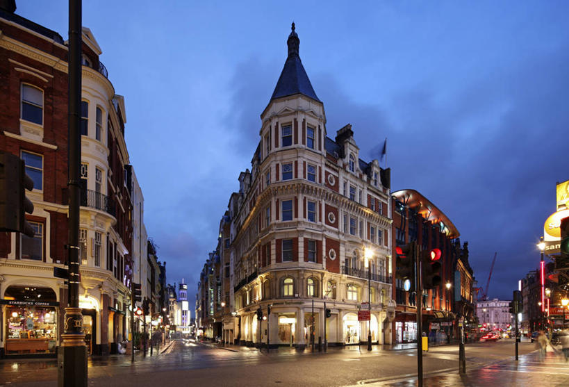 无人,横图,室外,夜晚,度假,夜生活,美景,雨,城市风光,城市,建筑,剧院,英国,欧洲,湿,反射,景观,首都,娱乐,英格兰,皮卡迪利广场,黄昏,享受,休闲,景色,放松,摄影,英国文化,彩图