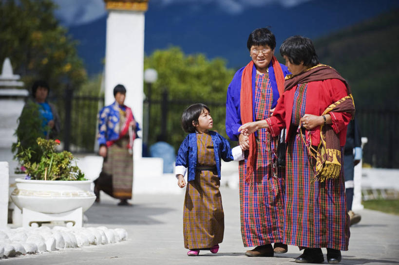 儿童,成年人,横图,室外,白天,旅游,不丹,亚洲,首都,摄影,宗教,佛教,廷布,女孩,女人,彩图,旅行,朝拜者,传统文化