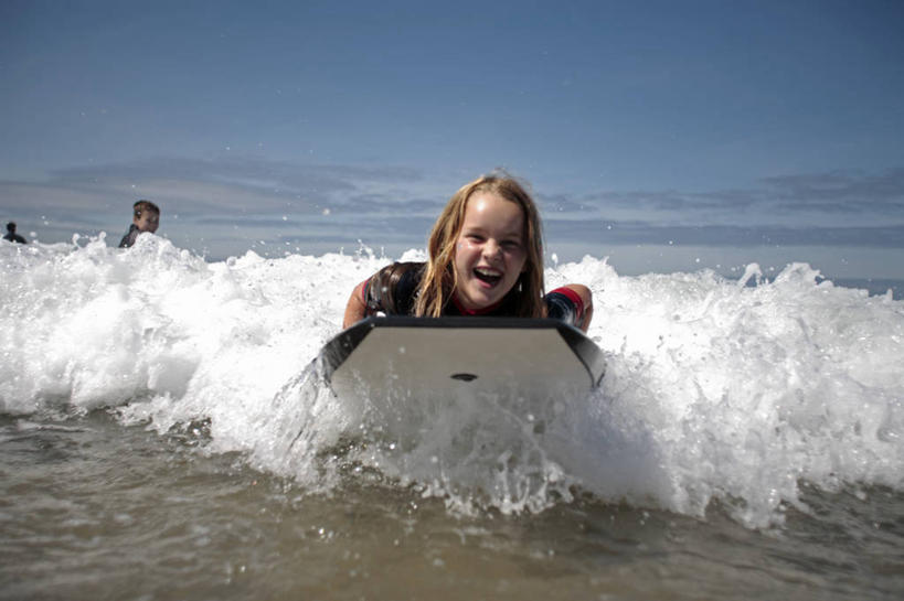 冲浪,儿童,家庭,微笑,横图,室外,锻炼,旅游,度假,快乐,运动,海浪,海洋,英国,冲浪板,海岸线,运动器械,英格兰,波浪,夏天,健身器械,摄影,活动,健身器材,水上运动,冲浪装备,体育,女孩,海滩,彩图,健身,旅行,西南英格兰,冲浪运动,运动器材