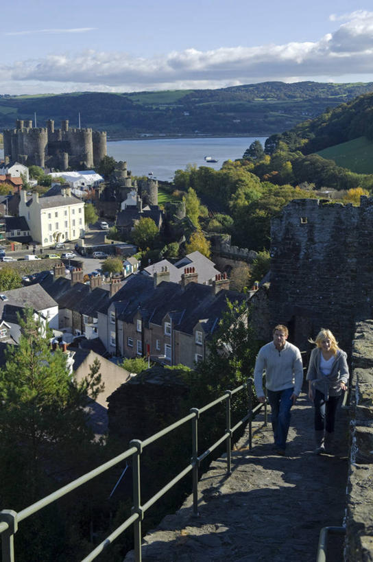 成年人,竖图,室外,旅游,度假,英国,欧洲,行人,游客,游人,城镇,路人,旅客,摄影,西欧,要塞,大不列颠,威尔士,大不列颠及北爱尔兰联合王国,大不列颠及爱尔兰联合王国,威尔士公国,异性恋,过客,康威城堡,爱德华一世,男人,女人,彩图,康威自治市,大不列颠王国,大英帝国,联合王国,日不落帝国,伴侣,斯诺登峰,北威尔士