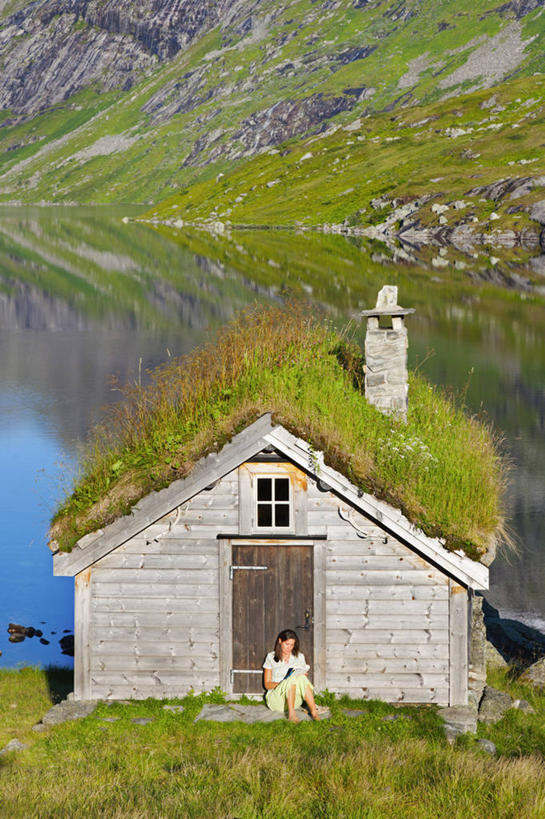 成年人,中年人,老年人,一个人,家,坐,竖图,室外,白天,正面,湖,美景,别墅,建筑,挪威,欧洲,仅一个女性,仅一个人,反射,房屋,屋顶,屋子,景观,公寓,洋房,楼房,住宅,草,风景,自然,仅一个中年女性,景色,放松,摄影,宁静,西欧,斯堪的纳维亚,自然风光,北欧,斯堪的那维亚,斯堪的那维亚半岛,斯堪的纳维亚半岛,挪威王国,松恩.菲尤拉讷,松恩.菲尤拉讷郡,老年女性,女人,女性,中年女性,彩图,房子