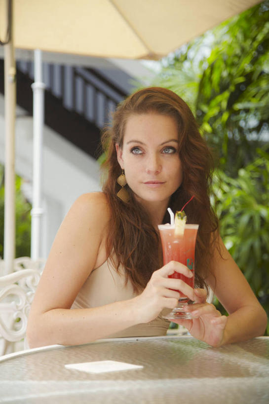 东方人,成年人,一个人,坐,竖图,室外,白天,正面,桌子,城市,新加坡,亚洲,仅一个年轻女性,仅一个女性,仅一个人,喝,酒类,首都,拿着,黄种人,饮食,酒,饮料,摄影,东南亚,莱佛士酒店,年轻女性,女人,女性,亚洲人,年轻人,玻璃杯,半身,彩图