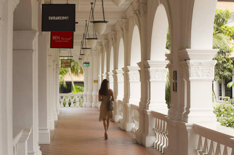 东方人,成年人,一个人,横图,室外,白天,城市,建筑,新加坡,亚洲,仅一个年轻女性,仅一个女性,仅一个人,走廊,首都,黄种人,历史,背面,摄影,东南亚,高雅,莱佛士酒店,年轻女性,女人,女性,亚洲人,年轻人,步行,彩图