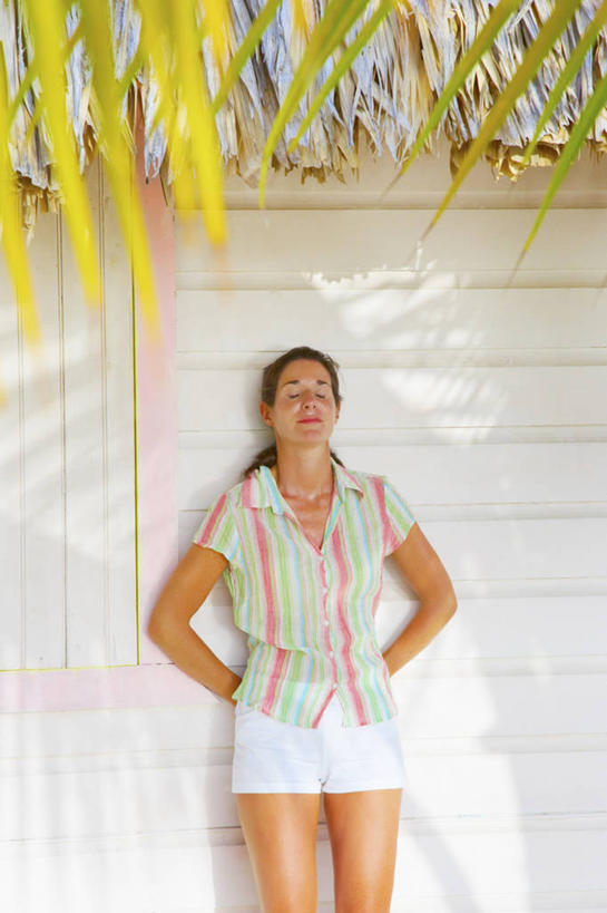 成年人,中年人,老年人,一个人,竖图,室外,白天,正面,衬衫,旅游,度假,水,日光,加勒比海,特立尼达和多巴哥,仅一个女性,仅一个人,行人,游客,游人,条纹,短裤,路人,旅客,仅一个中年女性,大西洋,放松,摄影,宁静,热带气候,西印度群岛,多巴哥岛,过客,老年女性,女人,女性,中年女性,彩图,独处