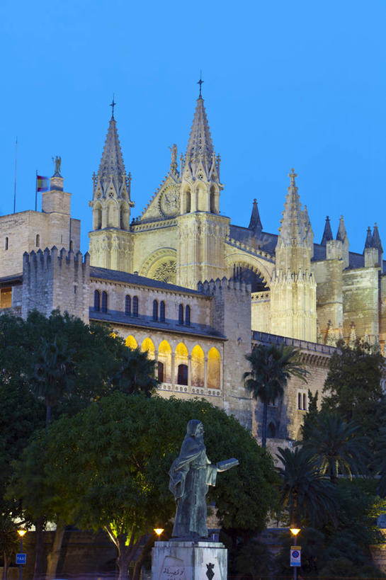 无人,竖图,室外,夜晚,建筑,西班牙,雕像,树,地标建筑,摄影,照亮,帕尔马,帕尔马大教堂,马略卡,彩图,旅行,大教堂