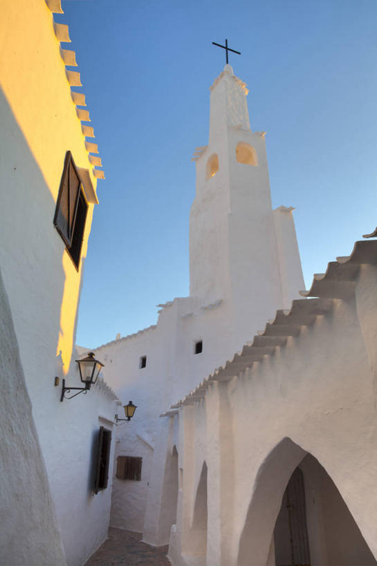 无人,教堂,竖图,室外,白天,仰视,建筑,街道,西班牙,欧洲,钟楼,摄影,南欧,西班牙王国,巴利阿里群岛,巴利阿里,梅诺卡岛,彩图,低角度拍摄