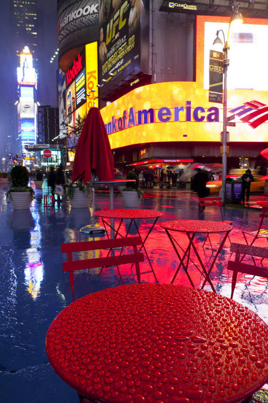 竖图,室外,夜晚,桌子,城市,霓虹灯,指示牌,椅子,纽约,美国,湿,标志,文字,水滴,曼哈顿,标识,地标建筑,摄影,照亮,北美,北美洲,美洲,纽约市,纽约州,帝国之州,帝国州,北亚美利加洲,亚美利加洲,曼哈顿时代广场,露天咖啡馆,彩图,42街,美利坚合众国,曼哈顿区,纽约县,曼哈顿岛
