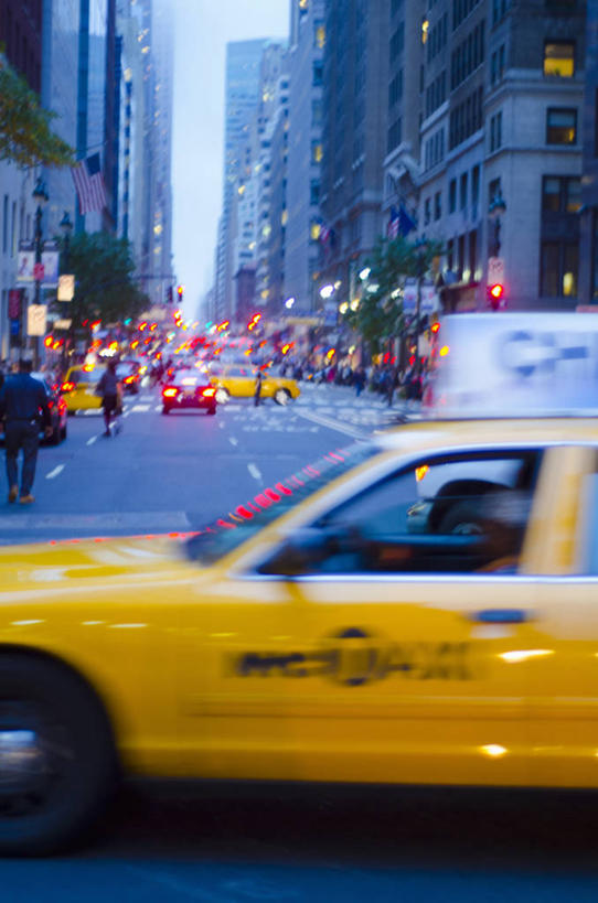 竖图,室外,运动模糊,长时间曝光,城市,出租车,汽车,纽约,美国,曼哈顿,交通,黄昏,摄影,照亮,北美,北美洲,美洲,纽约市,纽约州,帝国之州,帝国州,北亚美利加洲,亚美利加洲,麦迪逊大道,彩图,美利坚合众国,曼哈顿区,纽约县,曼哈顿岛