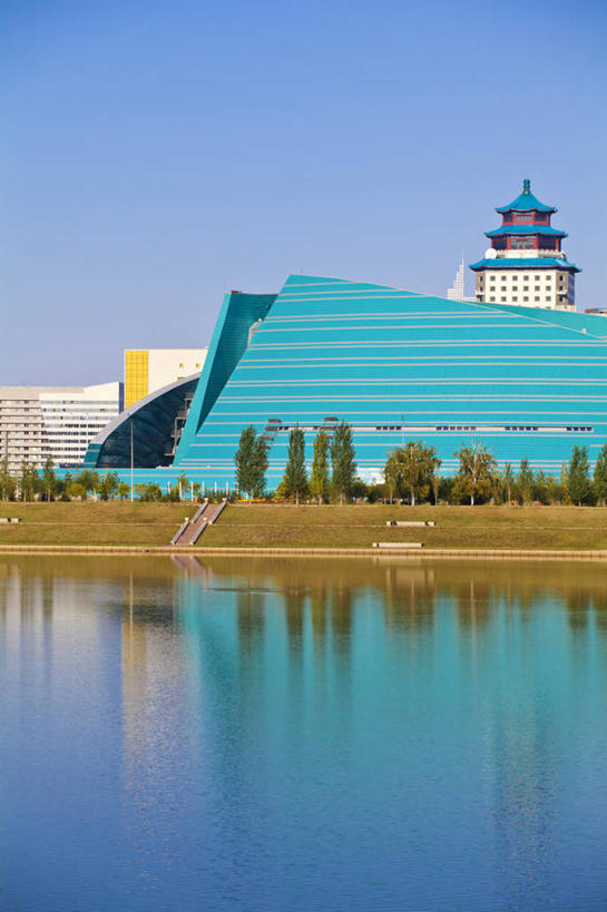 无人,音乐厅,竖图,室外,白天,留白,河流,建筑,哈萨克斯坦,反射,屋顶,现代,绿色,摄影,万里无云,设计,彩图